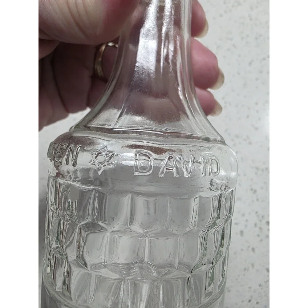 Mogen David Vintage Wine Small Decanter Beautiful waffle glass made in USA